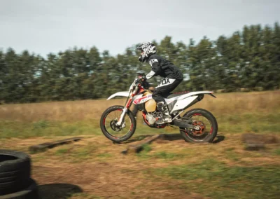szkolenie motocyklowe na polu