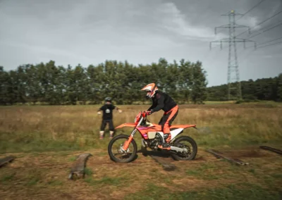 szkolenie motocyklowe na polu