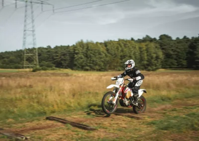 szkolenie motocyklowe na polu