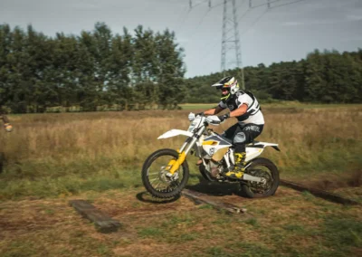 szkolenie motocyklowe na polu