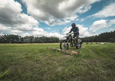 Motocykliści podczas szkolenia w terenie