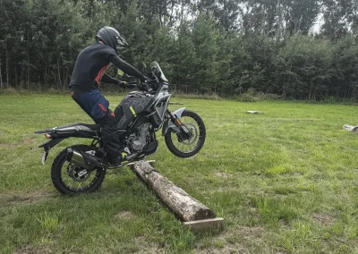 Motocykliści podczas szkolenia w terenie