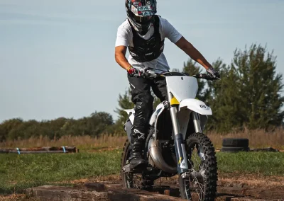 Motocykliści podczas szkolenia w terenie