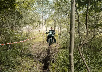 Motocykliści podczas szkolenia w terenie
