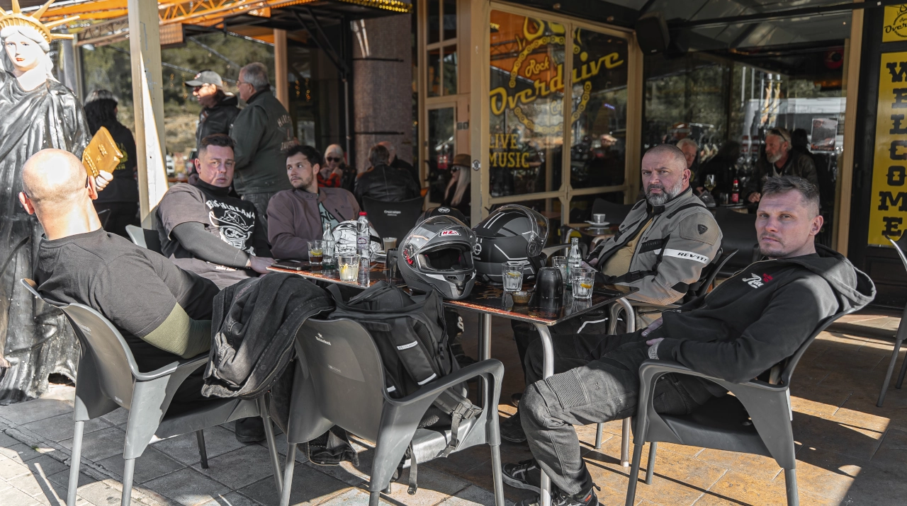 motocykliści przy ognisku