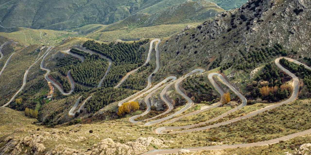 motocykle w hiszpanii przy drodze